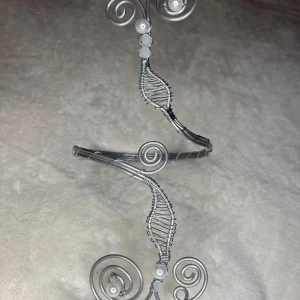 Armcuff/ armsmycke  - Perfekt till balen/ studenten/ eller skolavslutningen. Du kan välja om du vill ha det på över eller under armen✨