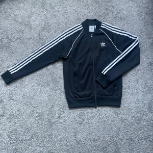 Adidas full zip - Adidas full zip i väldigt bra skick. Nypris 1000kr. Om ni har frågor är det bara att kontakta mig :)