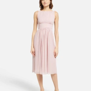 Cocktailklänning, Swing, rosa, 40 - Fin och elegant ärmlös cocktailklänning från Swing i storlek 40 i en vacker rosa nyans. Klänningen har en smickrande midja och ett fint fallande kjolparti. Perfekt för festliga tillfällen eller en somrig dag. I nyskick då enbart använd 1 gång vid ett tillfälle. Nypris ca 1800kr.   Mått: Längd ca 122 cm Byst mätt från armhåla till armhåla ca 42 cm Midja ca 38 cm  Innertyg 97% polyester och 3% elastan. Yttertyg 100% polyester.