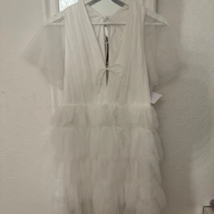 Vit volangklänning - Superfin vit kortklänning i nytt skick med prislapp kvar! (Ny pris:999kr) 