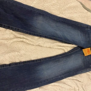 Lågmidjade bootcut jeans från South-West - Snygga blå lågmidjade bootcut jeans från South-West med snygga fickor. Jättefina på men säljer då dom är något små på mig. 