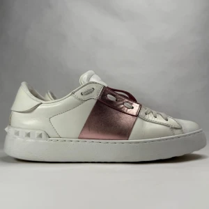 Valentino Open  - Valentino Open | storlek 38 | skick 8/10 | finns inga större defekter allt visas i bilderna, Lådan och Dustbag följer med | nypris 7000kr  