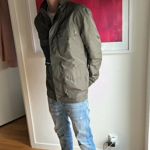 **Ny** Grön Field Jacka Lawrence Grey  - Säljer denna feta helt nya Field/övergångsjackan från Lawrence Grey i storlek M. Nypris cirka 2100kr mitt pris 799kr. Endast öppnad en gång för att ta bilder. Självklart äkta. Kom med frågor vid minsta fundering😃