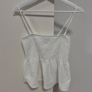 Vit volnglinne från Gina Tricot - Säljer en söt vit topp från Gina Tricot💕super bra skick, endast använd ett fåtal gånger🤗