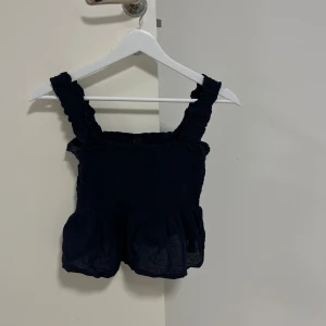 Marinblått linne från Uniqlo - Supersöt mörkblå topp från Uniqlo💕liten i storlek, passar mer en xs än s som den är🤗