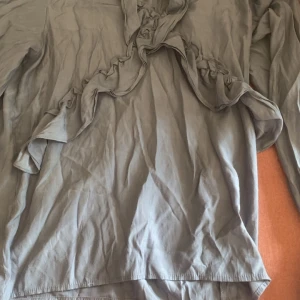 En topp med snygg design - En blå topp med snygg design