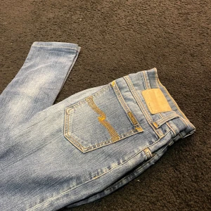 Nudie jeans  - Säkjer ett par feta nudie jeans i ljusblå, Storlek:29/34 storleken är rätt udda men pågrund av olika modeller kan de även passa i mindre längd, pris:349, skick:8/10, vid frågor och funderingar är de bara och höra av sig ⚜️ Frakt 1-3 arbetsdagar 🚚