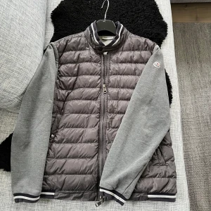Moncler cardigan  - Snygg Moncler cardigan i storlek L men passar mer S/M. Befintlig skick med små defekter. Pris endast 1599kr🫣mvh 