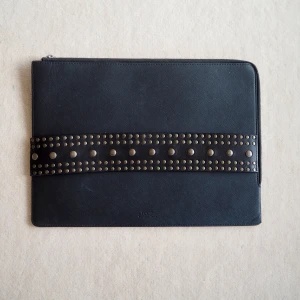 Svart datorväska med nitar - Snygg svart datorväska 