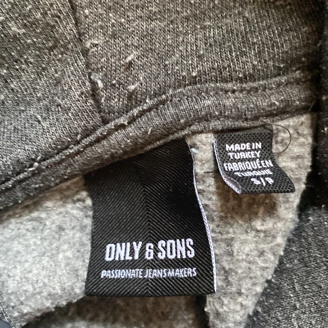 Grå hoodie från Only & Sons - 2
