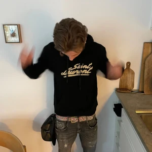 Saint laurent hoodie - Helt ny saint Laurent hoodie endast testad, tags är size m, passar dock som en s killen på bilden är 177! OBS: inga snören 