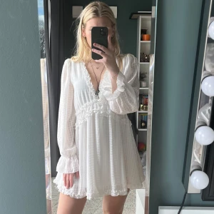 Vit klänning med volangdetaljer  - En jätte söt sommar klänning med öppen rygg från Dennis Maglic💞säljer för att den inte var min stil.