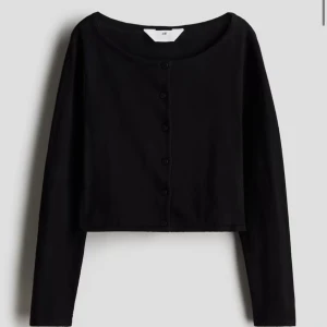 Svart kofta från H&M - Säljer en svart kofta från H&M med långa ärmar och knappar framtill. Enkel och stilren design som passar perfekt till många outfits. Mjuk och skön att ha på sig. Stl 152 i barn men passar som XS. 