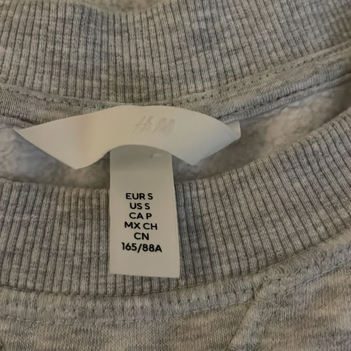Grå sweatshirt med tryck från H&M - 2