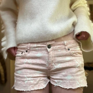 Rosa jeansshorts  - Superfina jeansshorts, midjemått 38 tvärs över💕💕