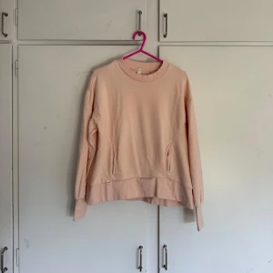 Ljusrosa sweatshirt - En enkel och stilren ljusrosa sweatshirt med rund halsringning och långa ärmar. Inga defekter, storlek XS