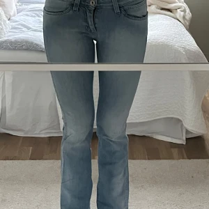 Ljusblå bootcut jeans från Wrangler - Ljusblå, bootcut jeans från Wrangler i modellen Iris. Perfekta nu till sommaren men tyvärr för korta för mig💗