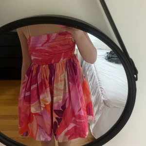 Färgglad sommarklänning - Jättefin klänning från hm, säljer då den är lite stor för mig. Kan också byta mot en XS. Denna i i strl S.