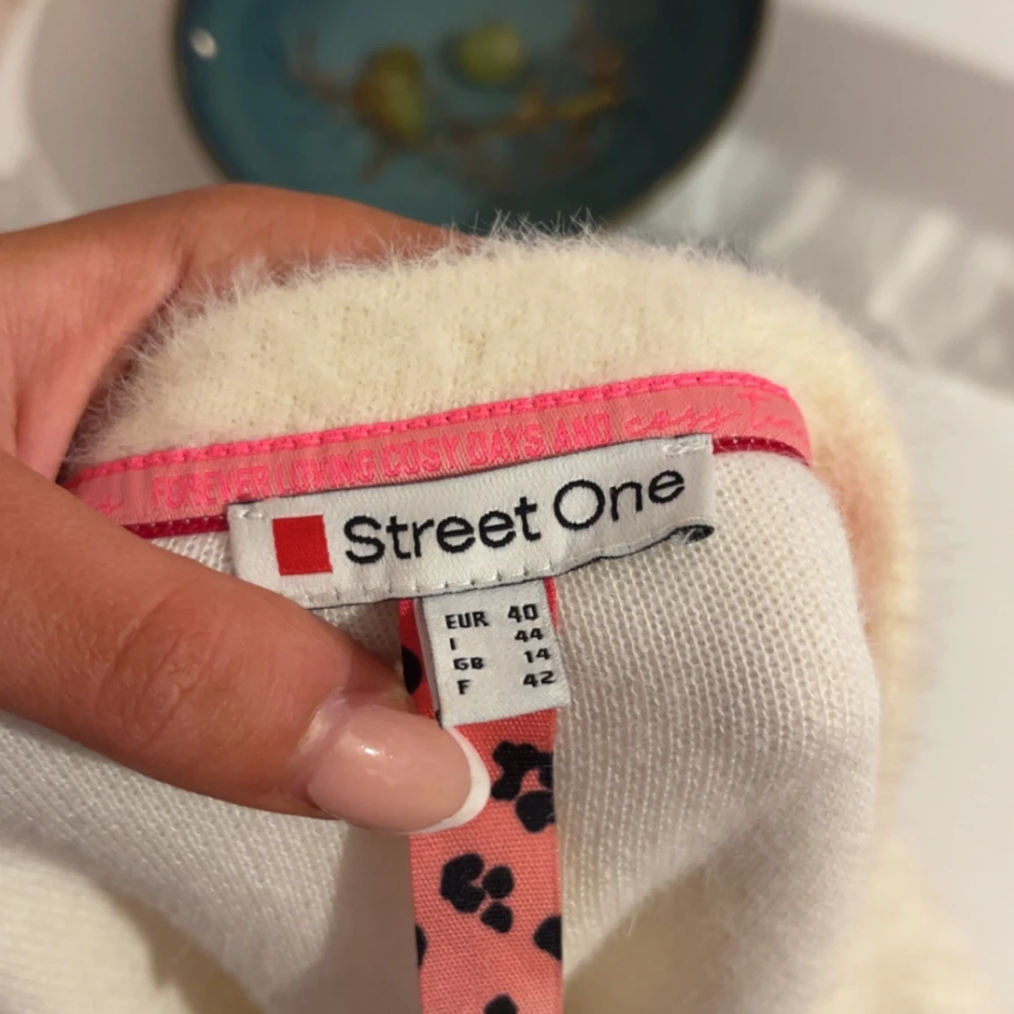 Vit stickad tröja med v-ringning - 4