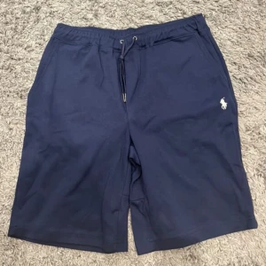 Ralph Lauren shorts - Helt nya och oanvända Ralph Lauren shorts. 10/10 skick. Inga skador eller defekter. Riktigt bekväma och passar perfekt till sommaren. Det är storlek L men passar även M. Rekommenderar starkt!