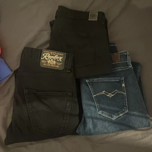 Tre par Replay jeans i olika färger - Säljer tre par Replay jeans, två svarta och ett blått. Bulk pris 999 styck pris 350-400 skriv om du har frågor eller vill ha mer bilder✨✨
