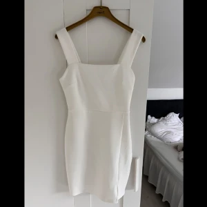 Student klänning  - Vit klänning från Amisu i storlek 36