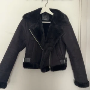 Svart jacka -  jacka ifrån PULL&BEAR, säljer då det ej är min stil längre, använd fåtal gånger!💗