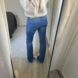 Blå jeans från Diesel - Snygga blå jeans från Diesel i storlek 28/32💕 är 170 (bild från förra ägaren) midjemått ca 40 och innerbenslängd ca 82