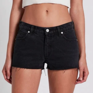Svarta jeansshorts - Svarta jeansshorts från gina tricot (inte dem på bilden men de ser likadana ut). Aldrig använda då de var för stora för mig. 💕