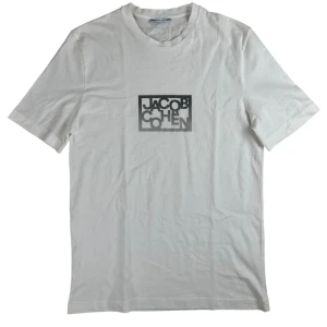 Jacob Cohën  - Jacob Cohën T-Shirt. Storlek M. Skick 8.5/10 fin! Pris 890kr finns att köpa på Fashionels.com nypris 2.3