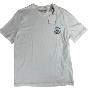 Jacob Cohën  - Jacob Cohën T-Shirt. Storlek M. Helt ny med prislappar. Pris 1090 nypris 2400kr. Finns att köpa på Fashionels.com 