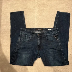  Replay Anbass - Säljer ett par mörkblå Replay Anbass jeans. De är i fint skick hör av fig vid någon fråga
