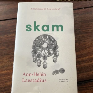Skam - Romanen 'Skam' av Ann-Helén Laestadius. Boken är helt ny, endast en liten reva i omslagspappret på baksidan från frakten. Aldrig läst. 