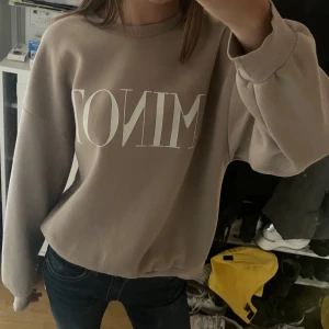 Beige tröja - Mjuk på insidan och inte använd så mycket, inga defekter!💕pris kan diskuteras!!