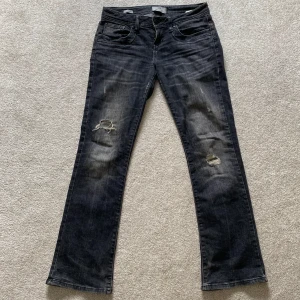 Ltb jeans  - Snygga svarta jeans med bootcut passform och slitna detaljer på båda benen. Jeansen har klassisk femficksdesign och är tillverkade i mjukt denimtyg. Storlek 27/30 köpt tidigare från Vinted och dom är i bra skick inte nån defekt men satt lite stort på mig som brukar ha 25 på ltb i midjan så säljer pågrund de❤️❤️