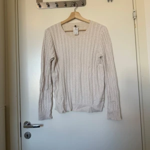Beige kabelstickad tröja odd molly - Säljer en cremevit kabelstickad tröja från odd molly med rund hals och långa ärmar. Tröjan har ett klassiskt flätmönster och ribbade muddar vid ärmslut och nederkant. Perfekt för dig som gillar stilrena och mysiga plagg. Storlek 2 som enligt deras storleksguide motsvarar en storlek M. Fint skick, men jag tror jag såg en liten missfärgning vid halsen i efterhand. Så tror det inte fångats på bild. Så kanske kommer en bild i efterhand. 