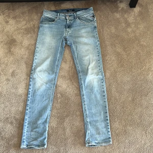 Replay ljusblå jeans  - Snygga ljusblå jeans från Replay. Byxorna är slim fit. 
