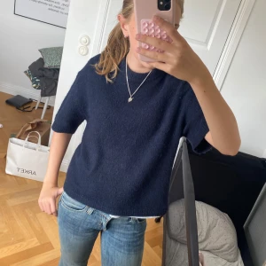 Blå stickad tröja  - Säljer denna jättefina blå stickade tröjan eftersom den inte kommer till användning längre. Den har korta armar och är i bra skick. Skriv gärna om ni har frågor eller önskar någon mer bild💕💕(Nypris 400kr)