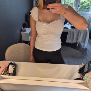 Vit topp från Lager 157 - Supersöt vit topp från 157❣️den har några fläckar vid bröstet som inte syns super mycket❣️