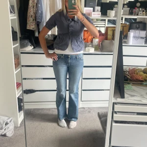 Bootcut ljusblå jeans - Säljer ett par ljusblå jeans med klassisk bootcut-passform och låg midja. Jag är ca 173 cm. 