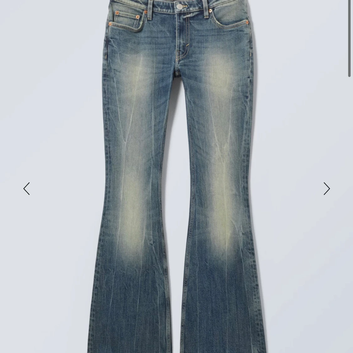 Blå bootcut jeans från Weekday