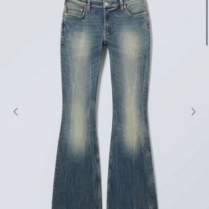 Blå bootcut jeans från Weekday - Säljer ett par blå bootcut jeans från Weekday, modell Flame. Jeansen har låg midja, smal passform upptill och utsvängda ben. Helt nya. Pris kan diskuteras. Ordinarie pris är 599kr