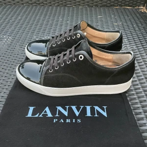 Svarta lanvin cap toe  - Säljer nu dessa Svarta lanvin cap toe i uk 8 som passar 42-43 där dustbag ingår, skorna är tillfixade med whitnercream för att dem ska se extra fräsch ut. Skriv för fler bilder/frågor🙌🏼