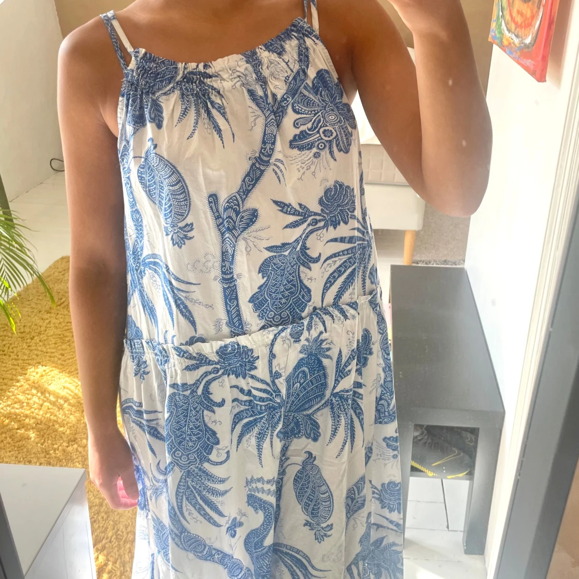 Vit och blå sommarklänning med mönster - 2