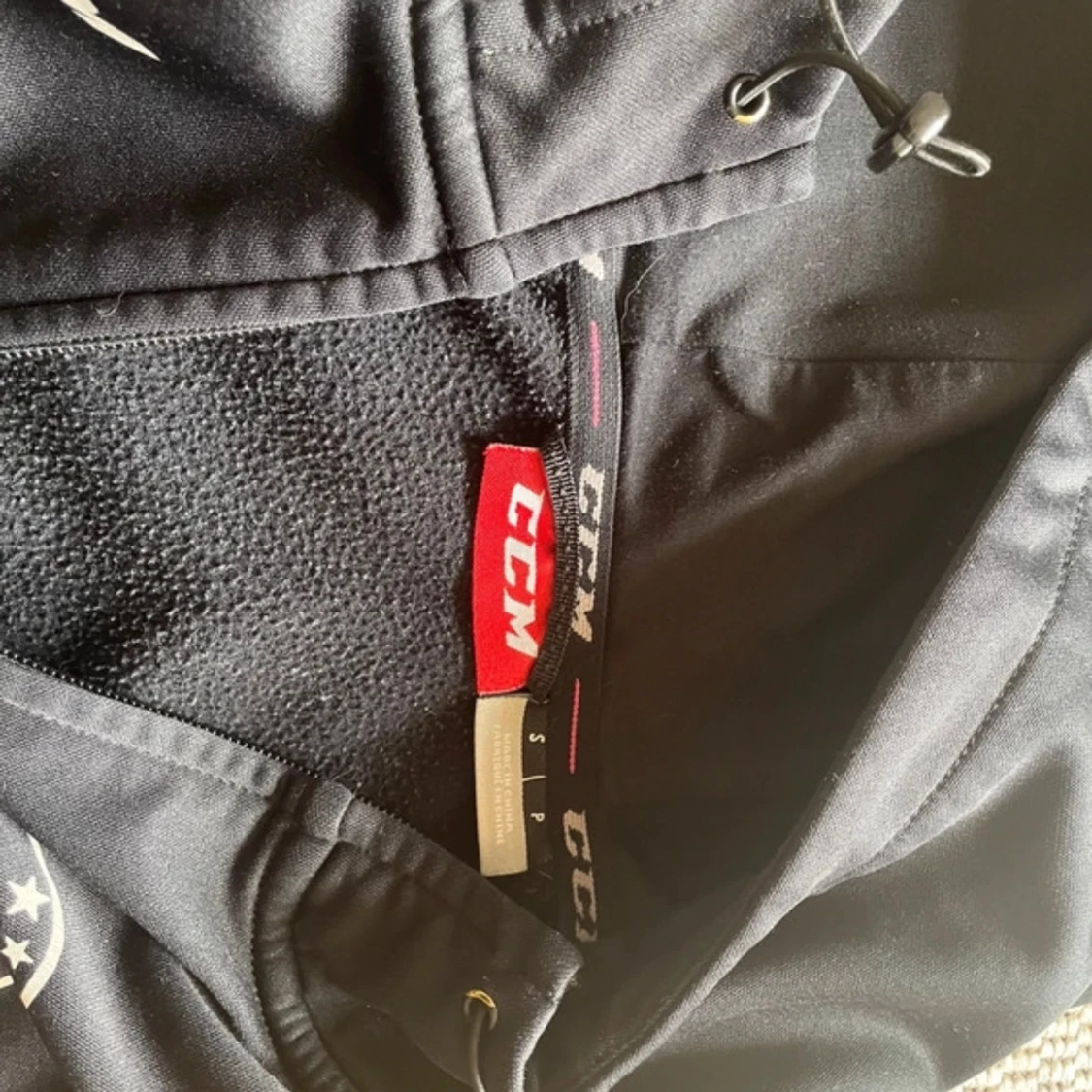 Svart vindjacka CCM med huva - 1