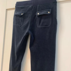  Mörkblå juicy byxor  - Säljer mörkblå juicy couture byxor!säljs för 350kr köpt för 800kr, används inte längre på grund av att dem har blivit för små storlek 140-146