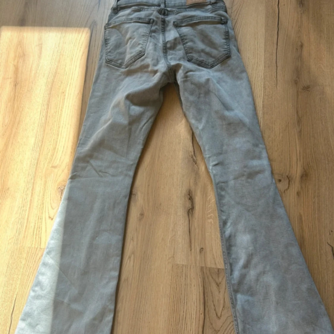 Grå bootcut jeans - 1