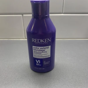 Ny oöppnad! Redken Color Extend Blondage balsam - Redken Color Extend Blondage är ett violett pigmenterat balsam i en lila plastflaska på 300 ml. Perfekt för blont hår som behöver neutralisera gula toner. Formulan är pH-balanserad och ger håret en kallare nyans.