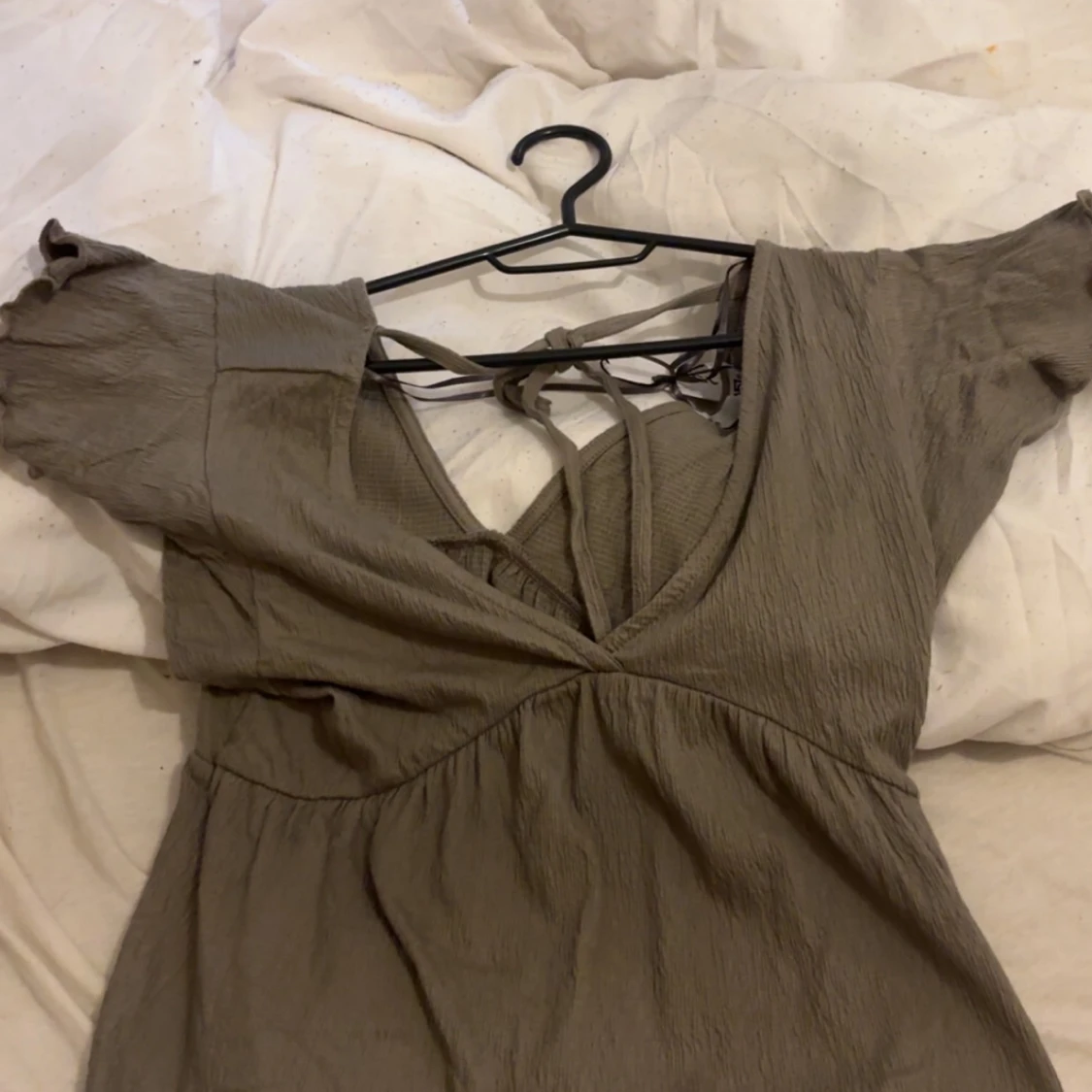 Beige omlottopp med knyt och volang - 3