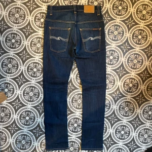 Nudie jeans  - Ett par nudie jeans i 9/10 skick i riktig fin färg. Modellen är thin fin och har en slim passform. Skriv gärna vid frågor 😊